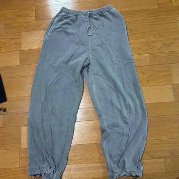 그레이 조거 팬츠 뒷면 자수