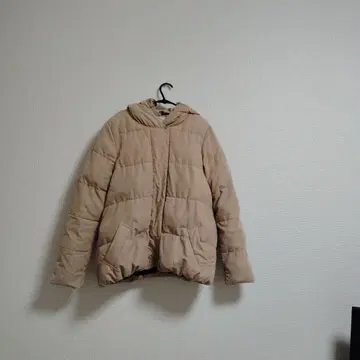 베이지 후드 부착 다운 자켓