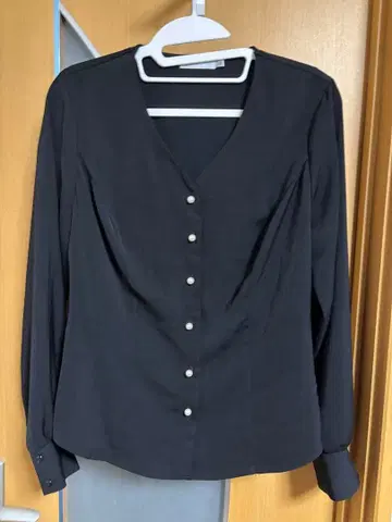 overE 오버이 블랙 긴팔 V넥 펄 버튼 블라우스 90