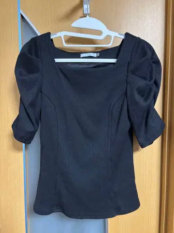 overE 스퀘어넥 퍼프 슬리브 상의 블랙