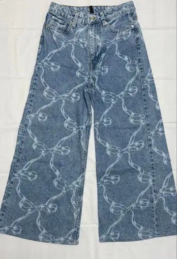 H&M 플레어 하이웨스트 데님 리본 무늬