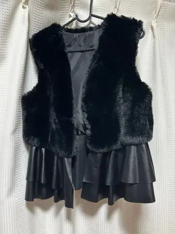 퍼 블랙 프릴 베스트