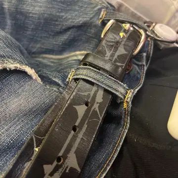 1과 1 스터드 장식 그래픽 가죽 벨트