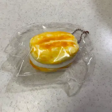 튀긴 빵 크림 샌드 스퀴즈