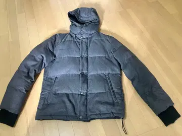 후드 부착 다크 그레이 다운 자켓