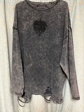 그레이 데미지 가공 긴팔 티셔츠