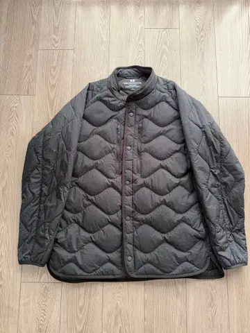 유니클로 화이트 마운티니어링 퀼팅 다운 XL 사이즈