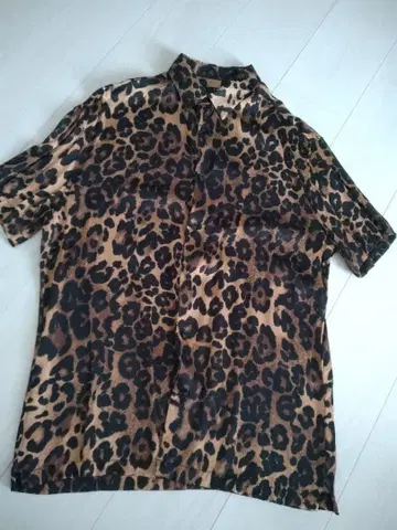 레오파드 무늬 반팔 셔츠