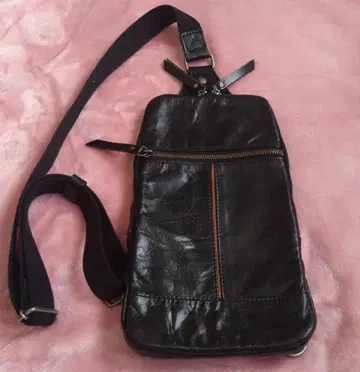 BAGGYPORT 블랙 가죽 지퍼 포켓 바디백