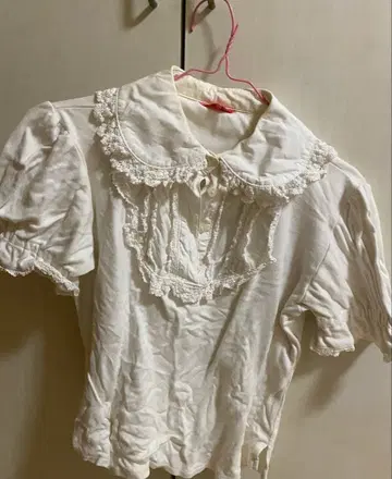 화이트 반팔 블라우스 베이비더스타즈 샤인브라이트