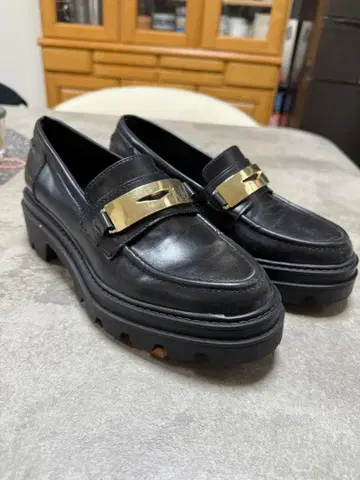 ZARA 블랙 가죽 로퍼 통굽