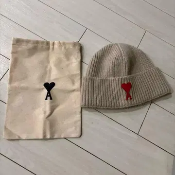 베이지 니트 모자 하트와 A 자수 포함