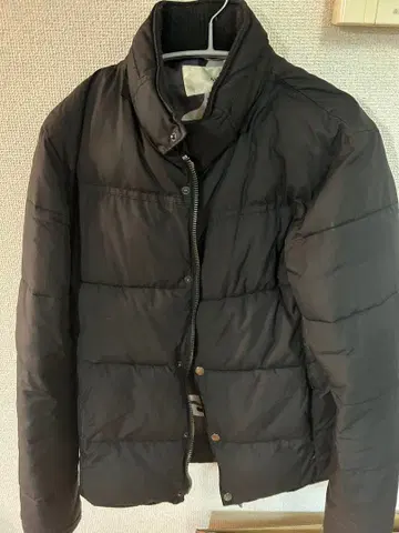 AKM 블랙 다운 자켓 카모플라쥬 안감