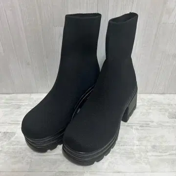 새상품급 통굽 삭스 숏 부츠 블랙 23cm