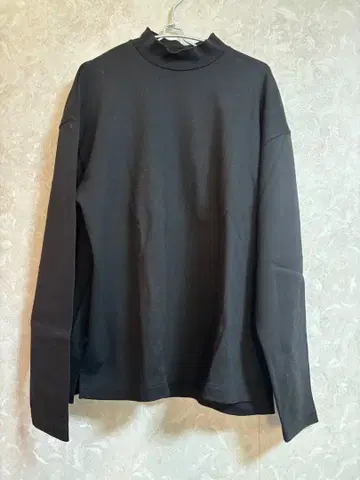 wewill 블랙 모크넥 티셔츠