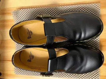 새상품급 Dr. Martens 블랙 스트랩 신발 38 EU / 5 UK