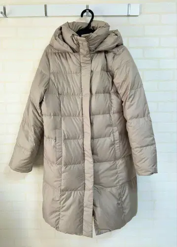 후드 부착 베이지 다운 자켓