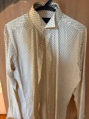 MAZZO 화이트 베이스 블랙 도트 긴팔 셔츠