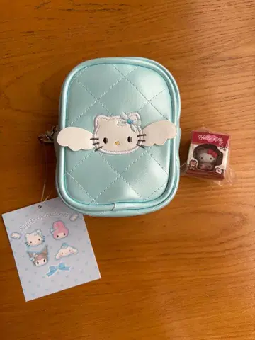 산리오 캐릭터즈 헬로키티 파우치와 캡슐 토이