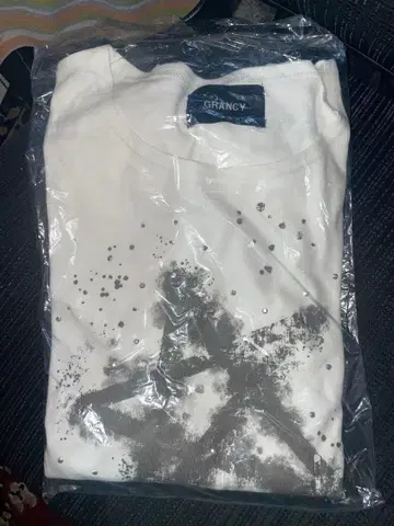 Grancy 큐빅 디자인 그래픽 데미지 롱 T 화이트 M 사이즈