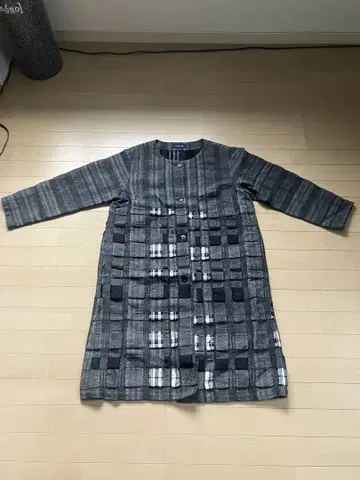 엠앤드쿄코 그레이 계열 체크 무늬 롱 코트