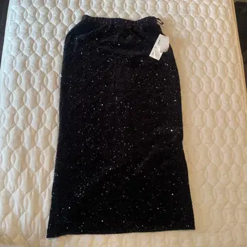 스팽글 장식 블랙 타이트 스커트 미쉘클랑