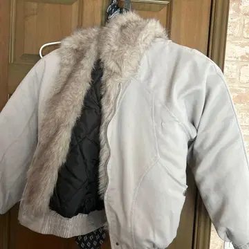 그레이 후드 부착 퍼 자켓 가격 인하 가능