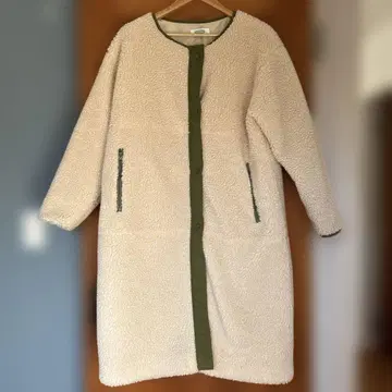 Auntie Rosa Holiday 파이핑 보아 코트