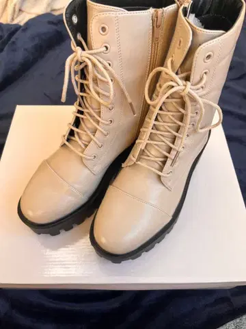 통굽 베이지 레이스업 부츠