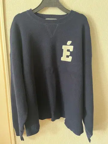 2024AW 슬로브 이에나 사가 자수 맨투맨 라이크 니트 네이비