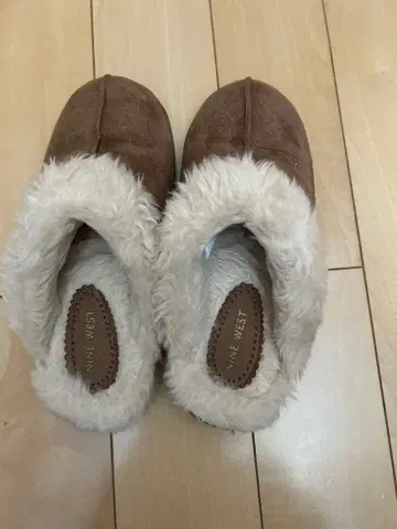 Nine West 브라운 무스탕 슬리퍼