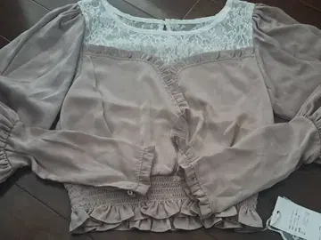 LA BELLE ETUDE 레이스 절개 볼륨 슬리브 블라우스