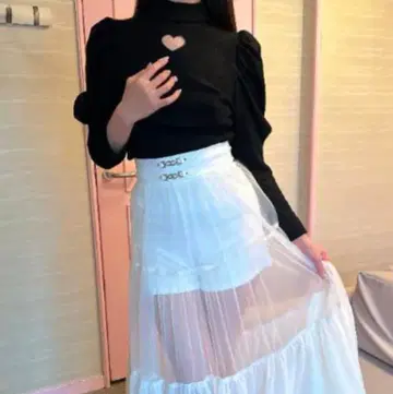 CLANE 블랙 하트형 컷 아웃 니트