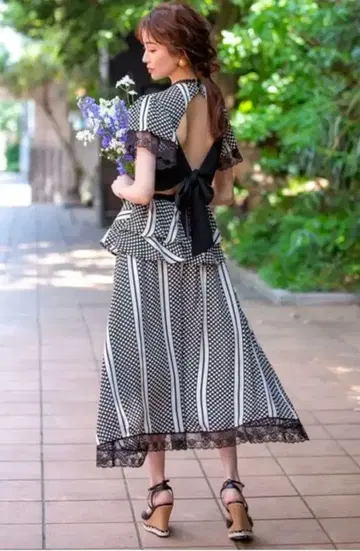 에밀리아 위즈 스트라이프 원피스 등 트임