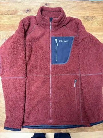 마모트 빨간색 플리스 자켓