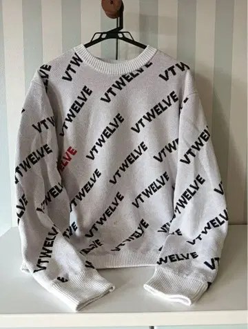 VTWELVE 로고 크루넥 스웨터 화이트