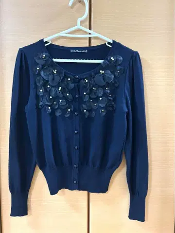 비쥬 장식 가디건 네이비 꽃