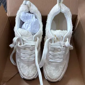 화이트 레이스업 스니커즈