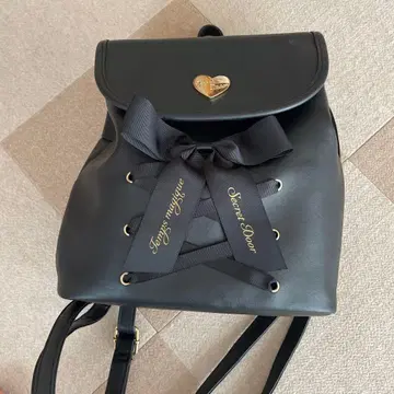 리본 포함 블랙 백팩