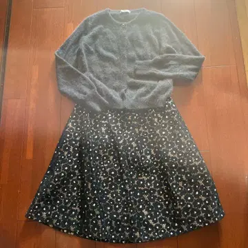 가디건과 꽃무늬 스커트 세트