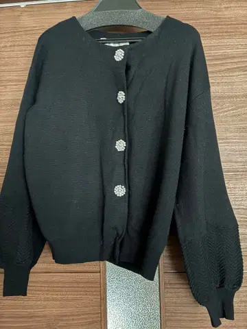 그레디 브릴리언트 블랙 비쥬 장식 긴팔 가디건 38