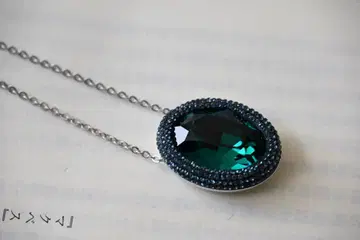 SWAROVSKI 크리스탈 목걸이 그린 계열 로고 각인 있음