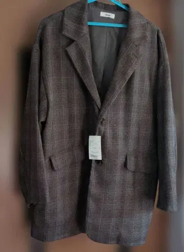 브라운 계열 체크 무늬 테일러드 자켓