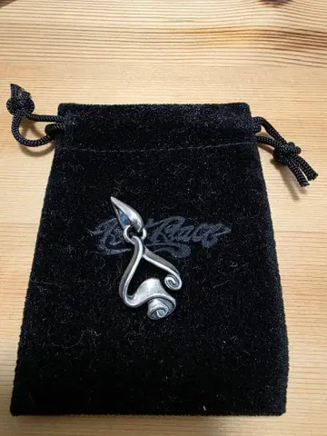 Rat Race 래트 레이스 에이스 오브 스페이드 리본 탑 스몰 펜던트