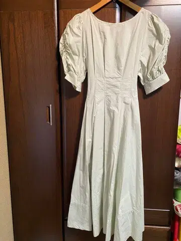 And Couture (앙데팡당)의 퍼프 슬리브 원피스