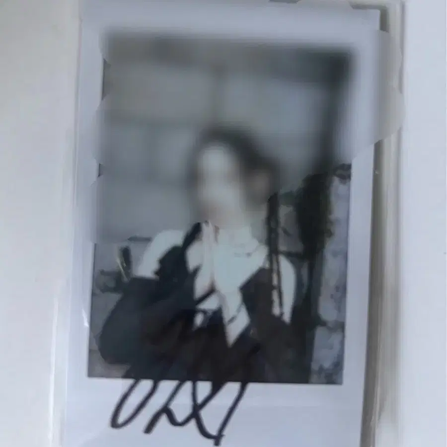 Purple Kiss Yuki sign polaroid on Bunjang Global Site.