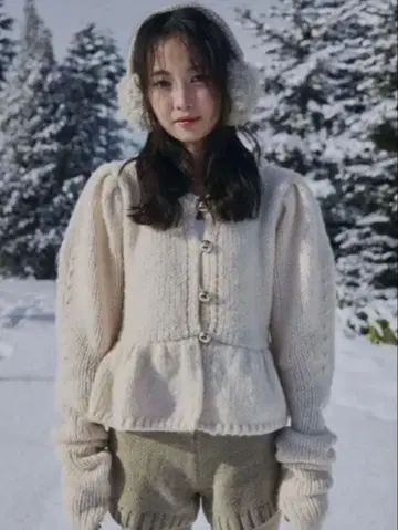 andequal 골드 버튼 퍼프 소매 니트