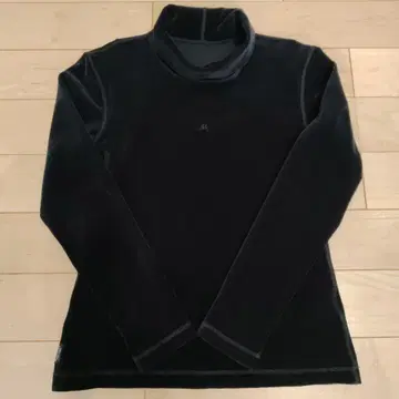 마드모아젤 논논 블랙 벨로아, 벨벳 터틀넥