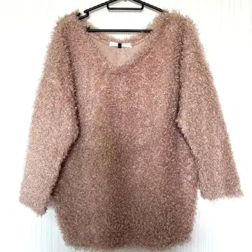 포근한 베이지 V넥 긴팔 스웨터