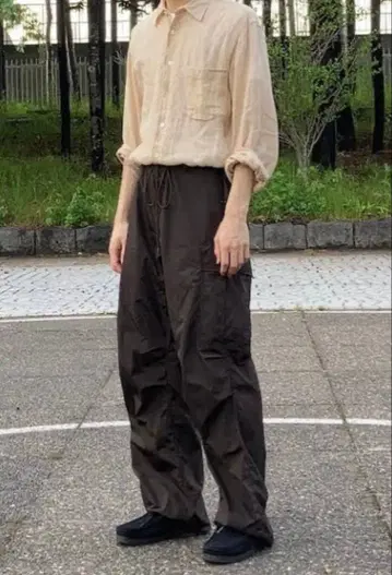 AURALEE 다크 브라운 카고 팬츠